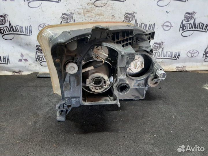 Фара передняя левая Toyota Avensis