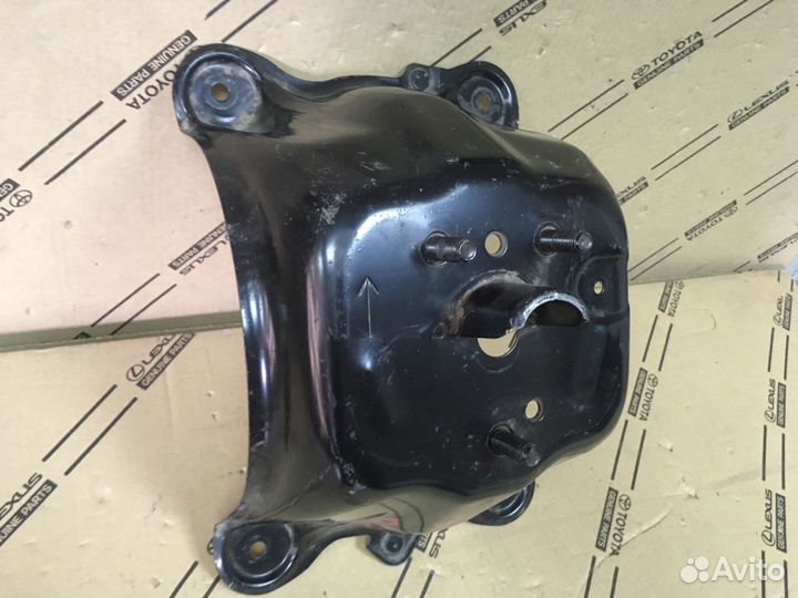 Toyota RAV4 кронштейн запасного колеса с 2006-12 г