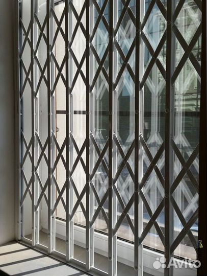Решетки раздвижные на окна под ключ