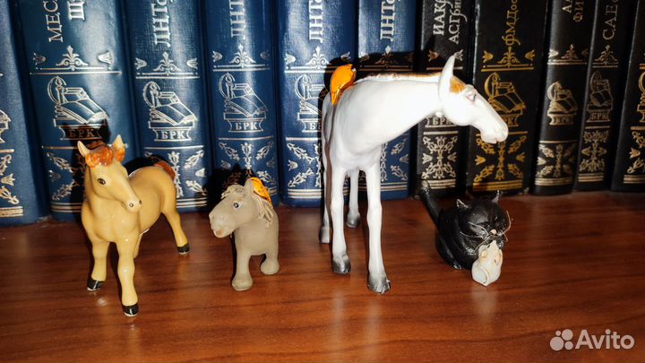 Статуэтки - лошадки и кот