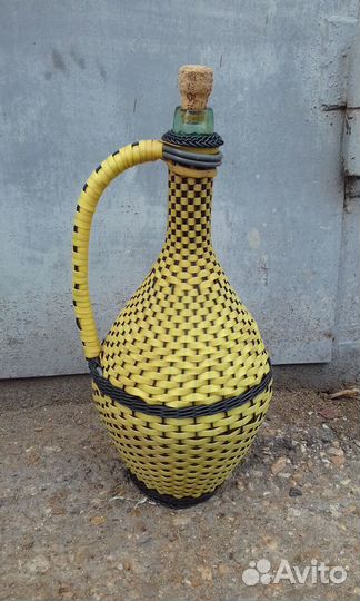 Бутыль стеклянная в оплётке. Вместимость 3,450л