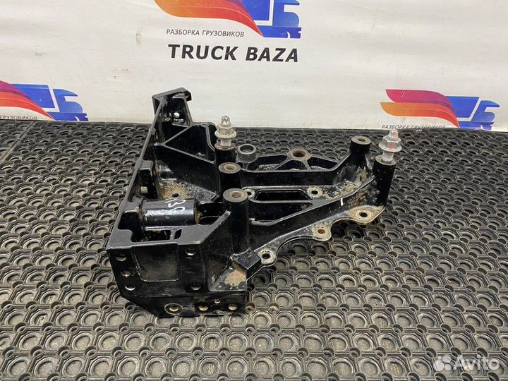 Кронштейн буксировочный левый Renault T