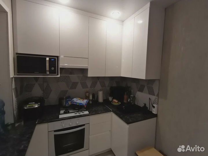 Гарнитур в потолок для очень маленькой кухни