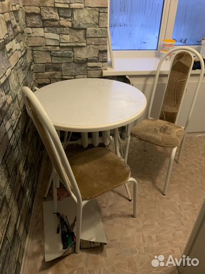 Кухонный стол и стулья