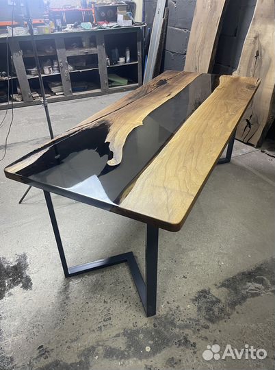 Стол из слэба и смолы / Стол из массива