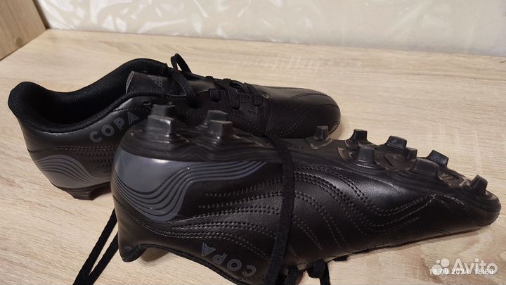 Футбольные бутсы adidas