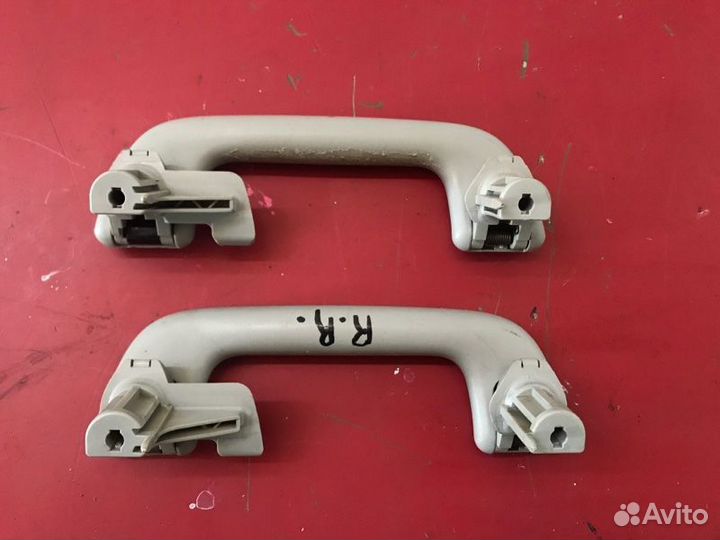 Ручка внутренняя потолочная задняя Toyota Avensis