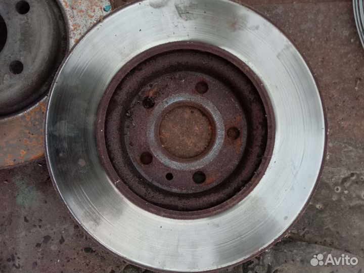 Передние диски от автомобиля Chevrolet Cruze