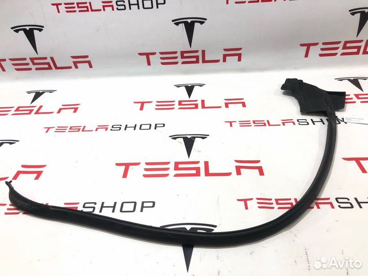 Уплотнитель задней двери Tesla Model S