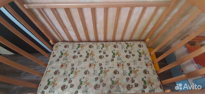 Детская кроватка с продольным маятником