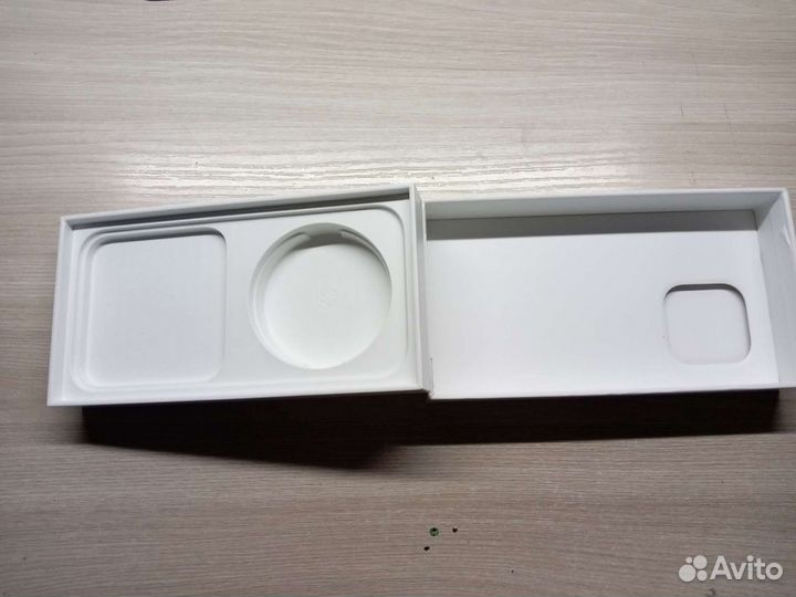 Коробки от apple watch se 40mm и iPhone 14 pro