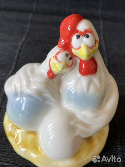 Фарфоровая статуэтка курицы