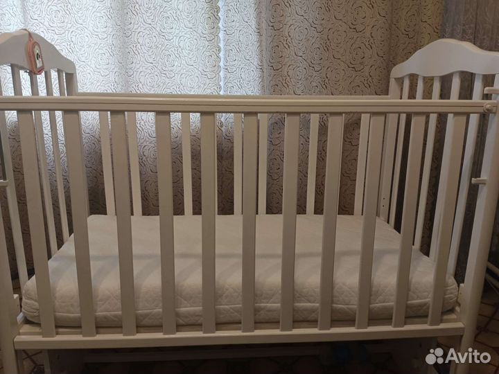 Детская кроватка с маятником