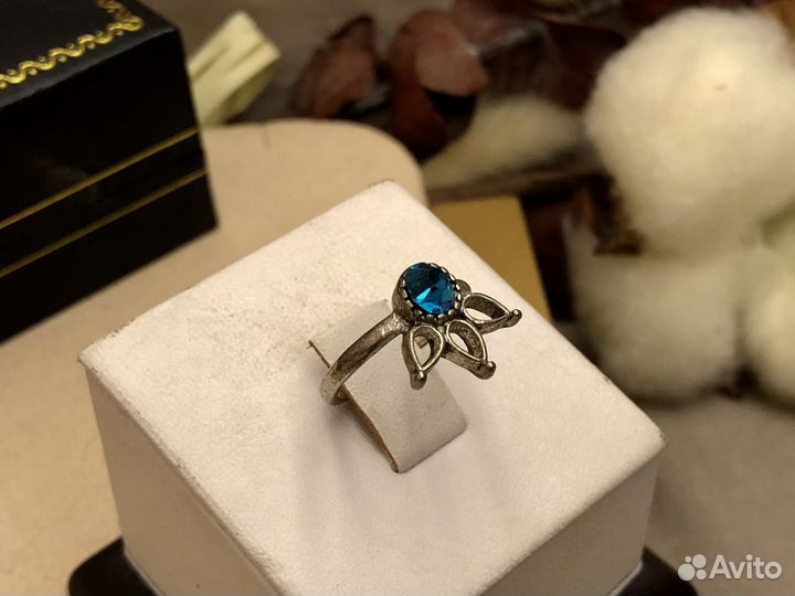 Кольцо с ярко- голубым кристаллом серебряный тон