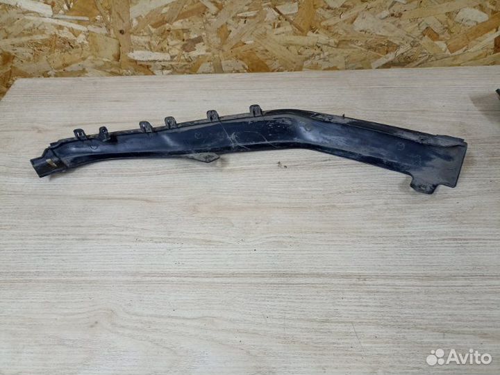 Накладка бампера передняя правая Lexus Rx350