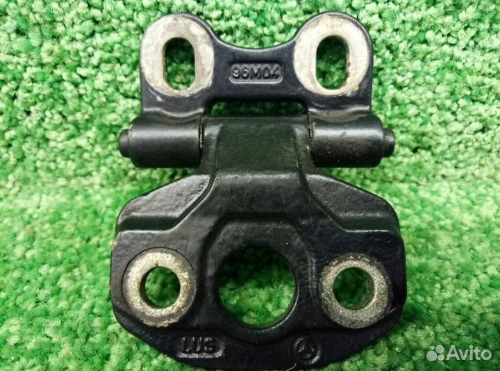 Петля двери передней правой нижняя Mercedes Benz 1