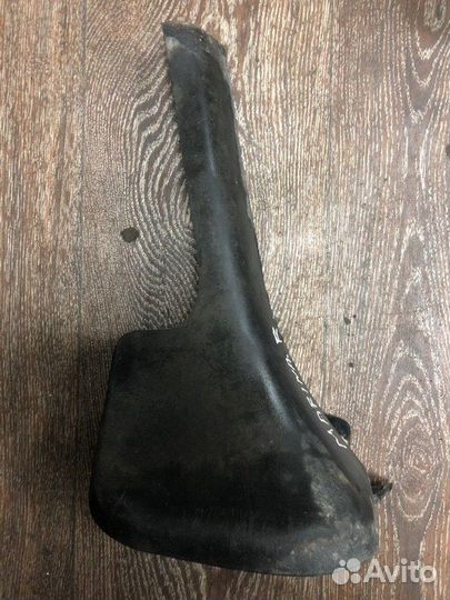 Брызговик задний правый Toyota Corolla Ceres AE100