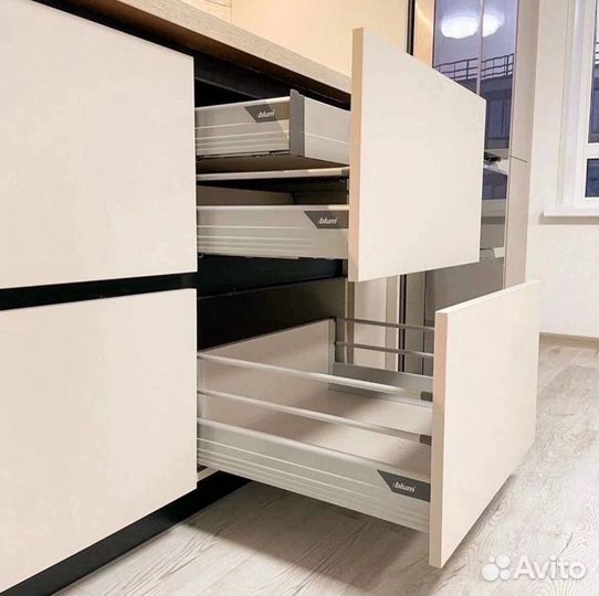 Угловая кухня до потолка с подсветкой в рассрочку