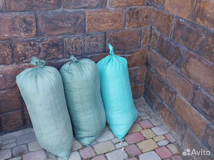 Сухие опилки в мешках