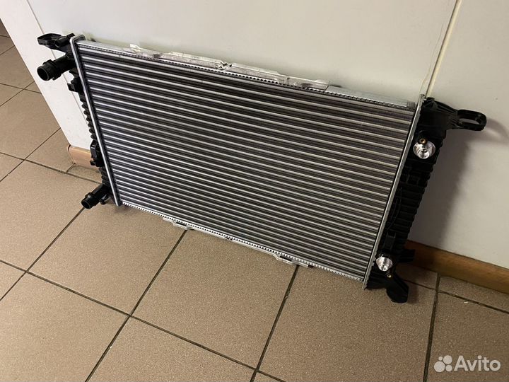 Радиатор охлаждения Audi A4 B8 Q5 8R A5 8T