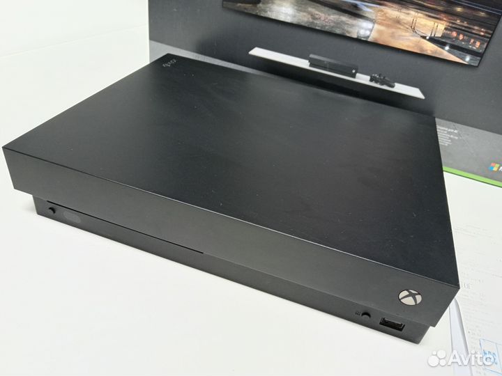 Xbox One X 1Tb с коробкой