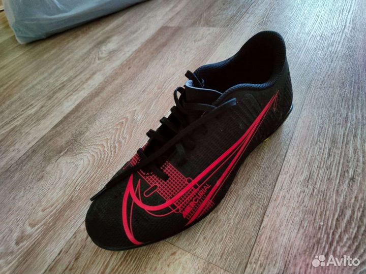 Футбольные бутсы Nike
