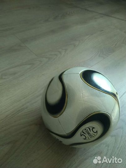 Футбольный мяч adidas teamgeist