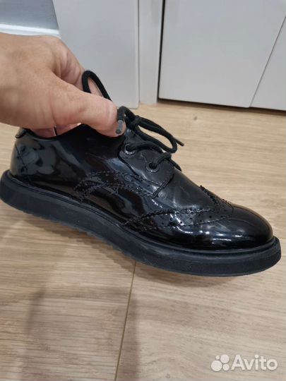 Полуботинки лаковые для девочки HM