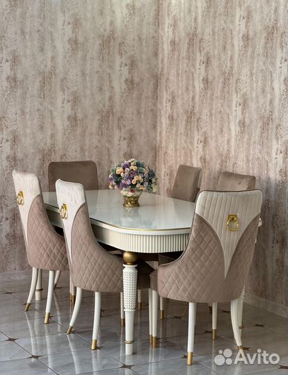 Стол и стулья в гостиную. В наличии