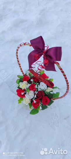 Розы в корзине