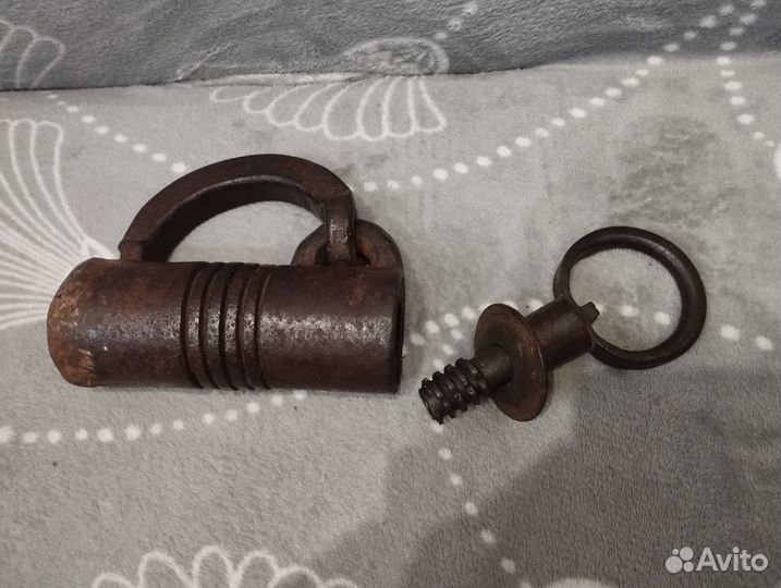 Большой старинный кованный амбарный замок