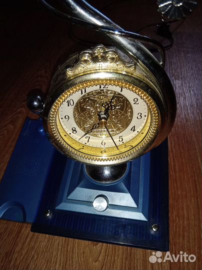 Винтажная лампа настольная с часами и телефоном