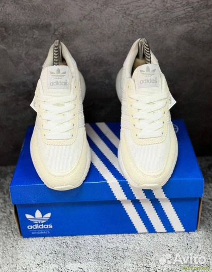 Женские кроссовки Adidas белые