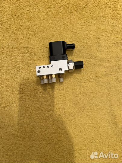 Блок клапанов пневмоподвески Мерседес W211 CLS55