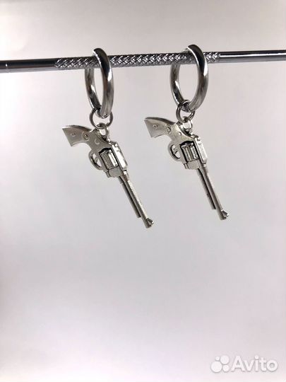 Серьги с подвесками оружие