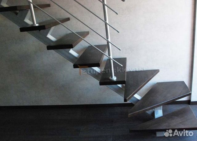 Металлокаркас лестницы на ломанном косоуре на дачу