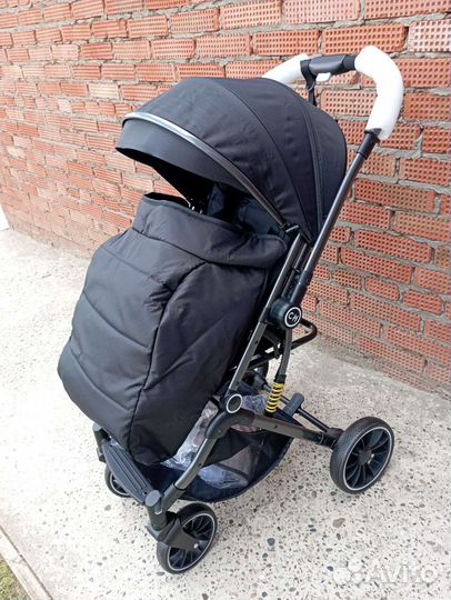 Новая прогулочная коляска с перекидной ручкой