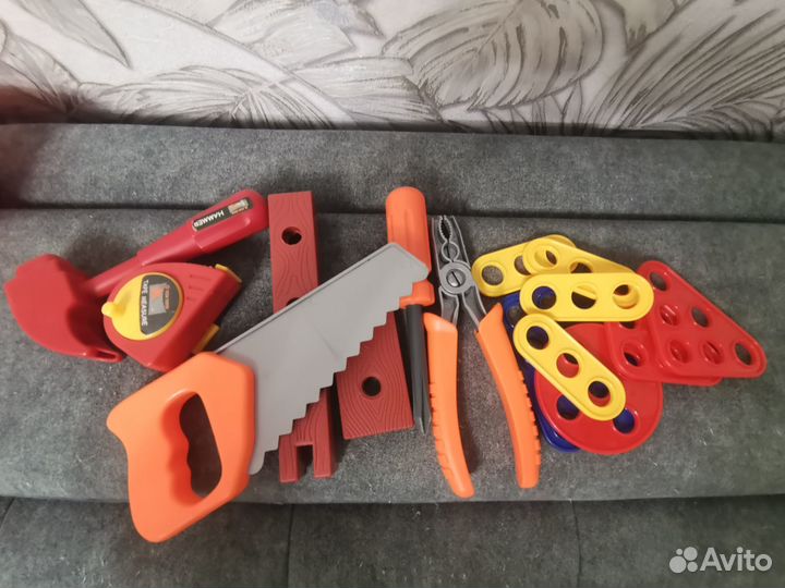 Игрушечный набор инструментов в чемодане