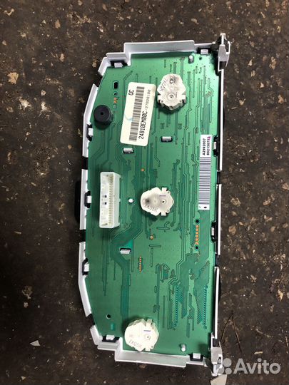 Щиток приборов Nissan Tiida 1