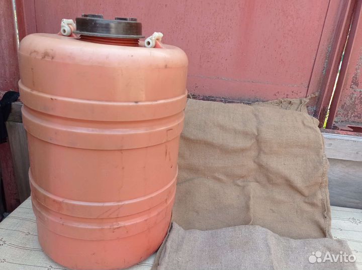 Бочка пластиковая на 50 л, мешки из джута б/у