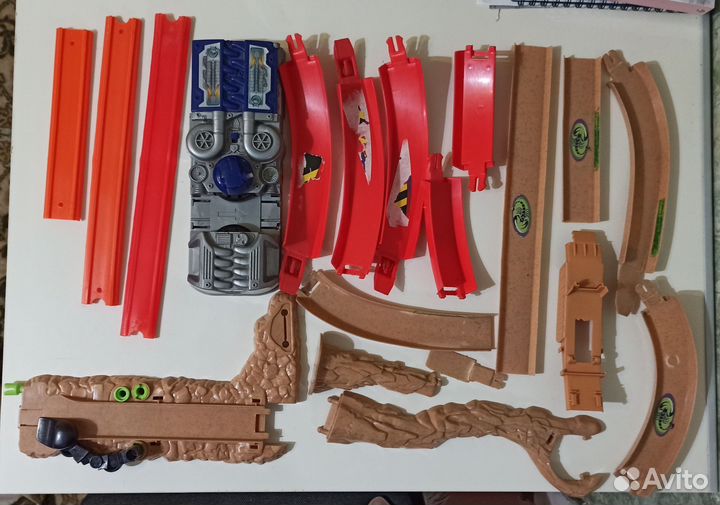 Детали к трекам Hot wheels 38 деталей, б/у