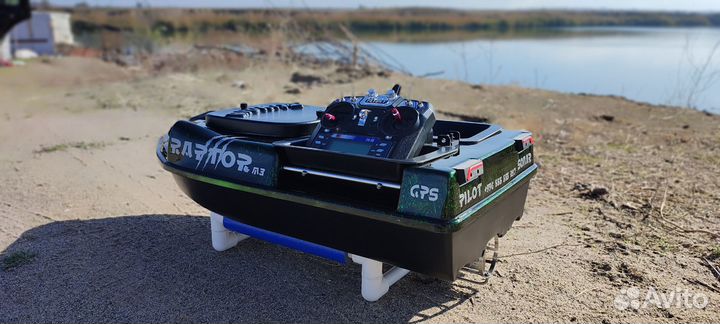 Прикормочный кораблик с GPS автопилотом