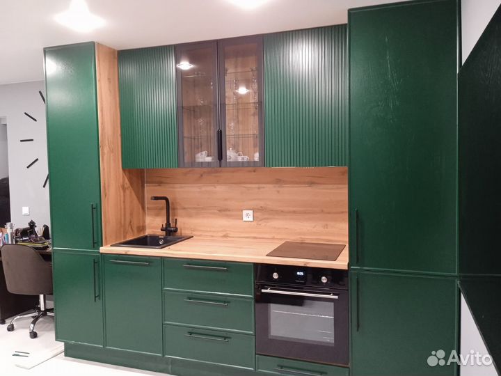 Кухня зеленая с рифленым фасадом