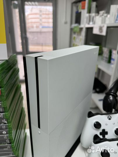 Xbox One S + 2 геймпада + 470 игр