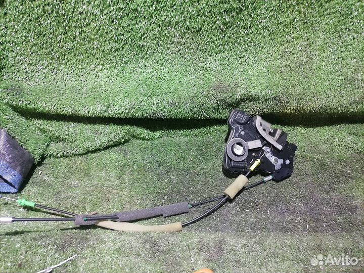 Замок двери передний правый Toyota Windom MCV30