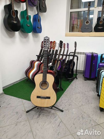 Гитара натурального цвета