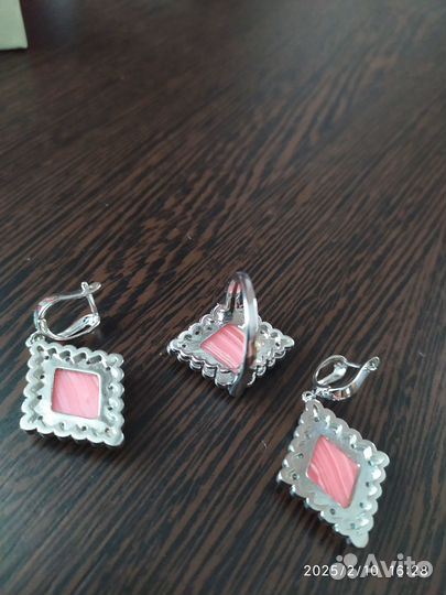 Новый комплект серьги и кольцо с розовыми кораллам