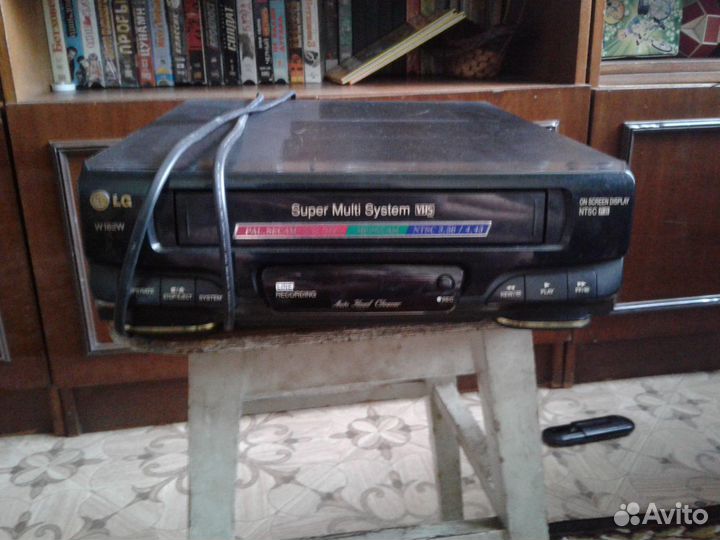 Продам VHS видеомагнитофон + кассеты с фильмами