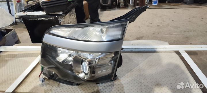 Фара 28-224 на toyota voxy ZRR70 с дефектом