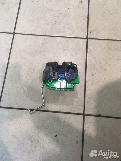Замок двери задний правый Kia Rio 3